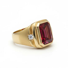Afbeelding in Gallery-weergave laden, Duivenbloed Robijn Mannen Ring 7,20 karaat 10K Yellow Gold – zijaanzicht
