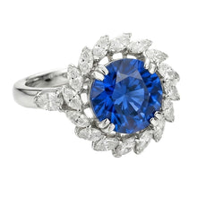 Afbeelding in Gallery-weergave laden, Ring met 8.25 Karaat Grote Sri Lanka Kleursaffier en Marquise IGI GECERTIFICEERDE Diamanten

