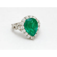 Afbeelding in Gallery-weergave laden, 9 karaat peergeslepen groene smaragd diamanten verlovingsring wit goud 14K
