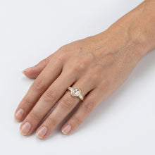 Afbeelding in Gallery-weergave laden, Ambachtelijk Drie-Steen Ring met Antiek Rozet Diamant – 2 karaat
