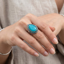 Afbeelding in Gallery-weergave laden, Ambachtelijk Halo Zetting Ring – Turquoise 8,5 karaat |
