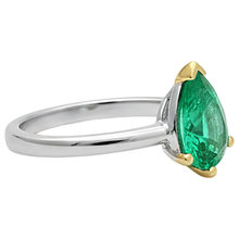 Afbeelding in Gallery-weergave laden, Fijne Smaragd Peervormig Gekleurde Steen Ring in Bicolor 14K Goud – profielaanzicht
