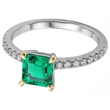 Afbeelding in Gallery-weergave laden, Fijne Smaragd Asscher Slijpvorm Gekleurde Steen Ring in 14 Karaat Tweekleurig Goud – hoekaanzicht
