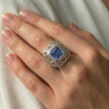 Afbeelding in Gallery-weergave laden, Asscher Solitaire Herenring 2,50 karaat Srilankaanse Saffier Bezel Set
