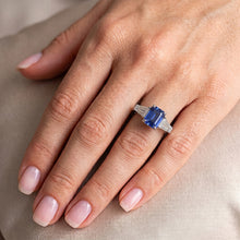 Afbeelding in Gallery-weergave laden, Baguette Diamond 3 Stone Ring Stralende lichtblauwe saffier 2,50 karaat
