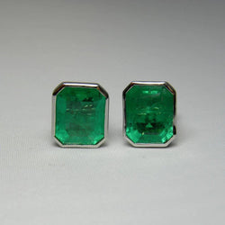 Bezelset 14 kt groene smaragd dame studs oorbellen wit goud 14K