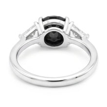 Afbeelding in Gallery-weergave laden, Zwarte Dames Verlovingsring 3,6 Karaat Natuurlijke Ovale Diamant Trilliant Drie Stenen 14k Witgoud
