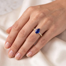 Afbeelding in Gallery-weergave laden, Blauwe Saffier Solitaire Met Diamanten Accenten Edelsteen Ring 3 Karaat
