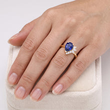 Afbeelding in Gallery-weergave laden, Blauwe saffier edelsteen ring met ronde en markiezin accenten 2,50 karaat

