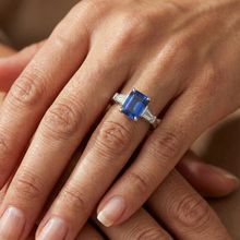 Afbeelding in Gallery-weergave laden, Blauwe saffier 3 stenen smaragd vormige &amp; baguette ring 3,50 karaat
