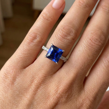 Afbeelding in Gallery-weergave laden, Ring met blauwe saffier en natuurlijke uit de aarde gewonnen diamanten solitair accenten, 5.50 karaat Prinsesslijpsel
