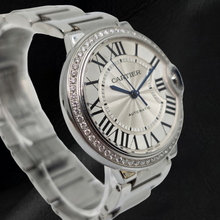 Afbeelding in Gallery-weergave laden, Diamant Horloge – hoekaanzicht
