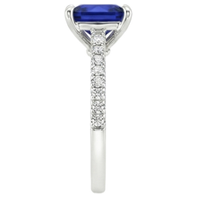 Afbeelding in Gallery-weergave laden, Ceylonsaffier en uit de aarde gewonnen diamanten 5.5 karaat solitaire accenten ring
