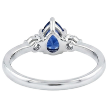 Afbeelding in Gallery-weergave laden, Ceylon saffier met Natuurlijke echte diamanten ( niet in een laboratorium gekweekt ) 3 stenen ring 1.50 karaat witgoud 14K
