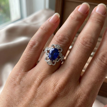 Afbeelding in Gallery-weergave laden, Royal Blue Saffier Druppelvormig Sieraadsteen Ring in 14K Witgoud – achteraanzicht
