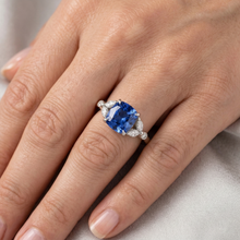 Afbeelding in Gallery-weergave laden, echte marquise saffier 2.70karaat ring met diamantaccenten

