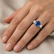 Afbeelding in Gallery-weergave laden, Ceylon blauwe saffier Natuurlijke echte diamanten ( niet in een laboratorium gekweekt ) ring met 3 stenen wit goud 14K 3.5 karaat
