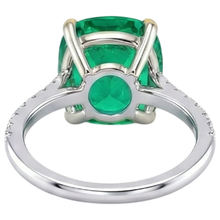Afbeelding in Gallery-weergave laden, Smaragd Cushion Edelsteen Ring in 14 Karaat Tweekleurig Goud – achteraanzicht
