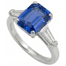 Afbeelding in Gallery-weergave laden, Dames Goud 3 Steen Smaragd Blauwe Saffier &amp; Baguette Ring 3.50 Karaat

