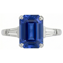 Afbeelding in Gallery-weergave laden, Dames Goud 3 Steen Smaragd Blauwe Saffier &amp; Baguette Ring 3.50 Karaat
