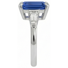 Afbeelding in Gallery-weergave laden, Dames Goud 3 Steen Smaragd Blauwe Saffier &amp; Baguette Ring 3.50 Karaat
