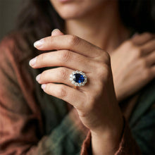 Afbeelding in Gallery-weergave laden, Dames Halo Ring met uit de aarde gewonnen Diamant en Ovale Blauwe Saffier 7.50 Karaat
