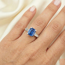 Afbeelding in Gallery-weergave laden, Dames Goud 3 Steen Smaragd Blauwe Saffier &amp; Baguette Ring 3.50 Karaat
