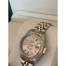Afbeelding in Gallery-weergave laden, Dames Rolex Datejust horloge met gekartelde lunette en tweekleurige wijzerplaat
