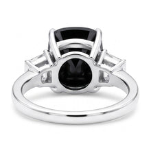 Afbeelding in Gallery-weergave laden, Donkere Diamant Verlovingsring 4,6 Karaat Echte Zwarte Kussenslijpsel Trapezium Drie Stenen 14K Witgoud
