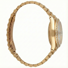 Afbeelding in Gallery-weergave laden, Datumjust Rolex gouden voorzitter-stijl horloge met witte Romeinse wijzerplaat en diamanten rand
