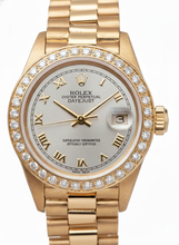 Afbeelding in Gallery-weergave laden, Datumjust Rolex gouden voorzitter-stijl horloge met witte Romeinse wijzerplaat en diamanten rand
