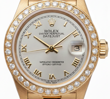 Afbeelding in Gallery-weergave laden, Datumjust Rolex gouden voorzitter-stijl horloge met witte Romeinse wijzerplaat en diamanten rand

