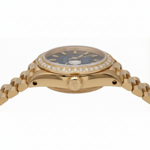 Afbeelding in Gallery-weergave laden, Datumjust Rolex presidentiële stijl horloge met blauwe wijzerplaat en diamanten rand
