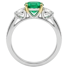 Afbeelding in Gallery-weergave laden, Fijne Smaragd Rond Geslepen Edelsteen Ring in 14 Karaat Tweekleurig Goud – profielaanzicht
