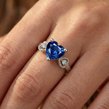 Afbeelding in Gallery-weergave laden, Diamant 3 stenen verlovingsring hart blauwe saffier 2,25 karaat
