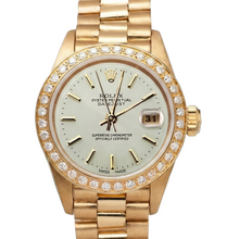 Afbeelding in Gallery-weergave laden, Diamanten lunette Rolex Datumjust presidentieel stijl horloge Witte stok wijzerplaat
