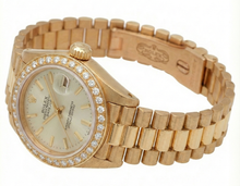 Afbeelding in Gallery-weergave laden, Diamanten lunette Rolex Datumjust presidentieel stijl horloge Witte stok wijzerplaat
