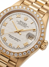 Afbeelding in Gallery-weergave laden, Diamanten lunette piramide Romeinse wijzerplaat Rolex Datumjust horloge voorzitter stijl geel goud
