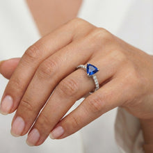 Afbeelding in Gallery-weergave laden, Diamanten ring voor dames 2 karaat blauwe saffier biljoen geslepen witgoud
