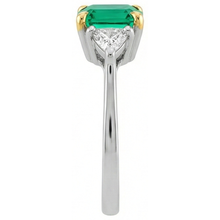 Afbeelding in Gallery-weergave laden, Fijne Smaragd Cushion Edelsteen Ring in Bicolor 14K Goud – zijaanzicht
