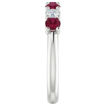 Afbeelding in Gallery-weergave laden, echte round robijn 1karaat eternity ring profielweergave
