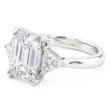 Afbeelding in Gallery-weergave laden, Drie Steen Trillion &amp; Smaragd Natuurlijke Echte Diamanten (Niet Labgekweekt) Ring Dubbel Prong Gezet 7.25 Karaat
