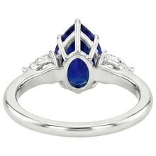 Afbeelding in Gallery-weergave laden, Drie Stenen Gouden Peervormige Ceylon Kleur Saffier &amp; IGI GECERTIFICEERDE Diamanten Ring 6.75 Karaat
