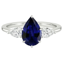 Afbeelding in Gallery-weergave laden, Drie Stenen Gouden Peervormige Ceylon Kleur Saffier &amp; IGI GECERTIFICEERDE Diamanten Ring 6.75 Karaat
