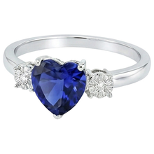 Afbeelding in Gallery-weergave laden, Driestenen Ring Hartvormige Blauwe Saffier Rond &amp; Natuurlijke uit de aarde gewonnen Diamanten 8 Karaat
