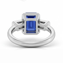 Afbeelding in Gallery-weergave laden, Drie stenen smaragd diamanten saffier ring halve bezel set 1,75 karaat
