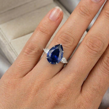Afbeelding in Gallery-weergave laden, Drie Stenen Gouden Peervormige Ceylon Kleur Saffier &amp; IGI GECERTIFICEERDE Diamanten Ring 6.75 Karaat
