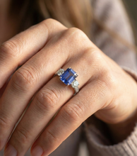 Afbeelding in Gallery-weergave laden, Drie stenen ring antieke stijl Emerald Ceylon saffier 3 karaat
