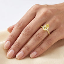 Afbeelding in Gallery-weergave laden, Druppelvormig Fancy Gele Diamant Sieraad Ring in 14K Geelgoud
