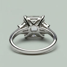 Afbeelding in Gallery-weergave laden, Ring met 3 Stenen, Adelaarsklauw Zetting, Asscher &amp; Trapezium Geslepen, Echte Natuurlijke uit de aarde gewonnen Diamant Nieuw
